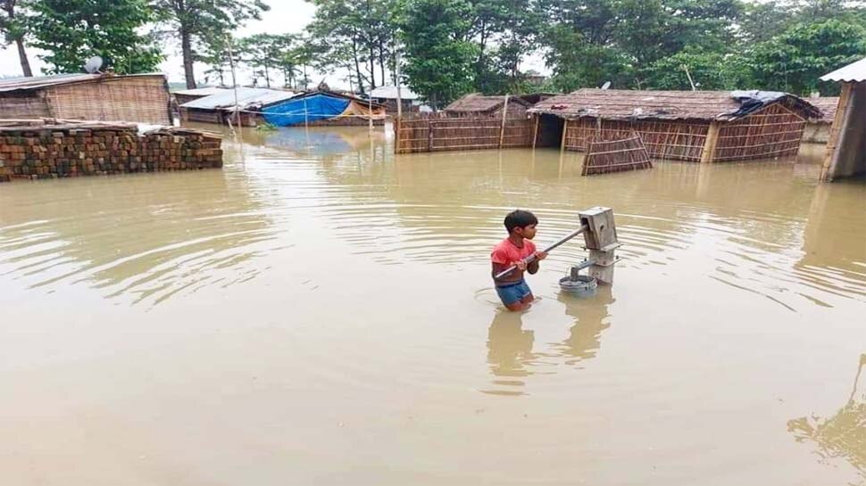 उफ्फ! बिहार में ये कैसी मुसीबतः बाढ़ में बह जाने के डर से लोग अपने ही हाथों से उजाड़ रहे हैं अपना आशियाना