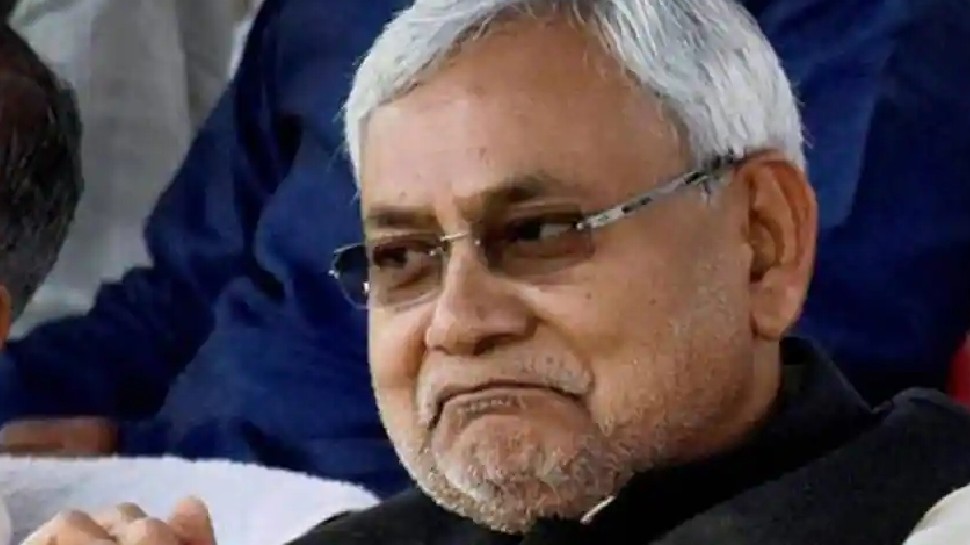 Bihar: CM Nitish Kumar के खिलाफ FIR दर्ज करवाने पहुंचे IAS अधिकारी, लगाए गंभीर आरोप