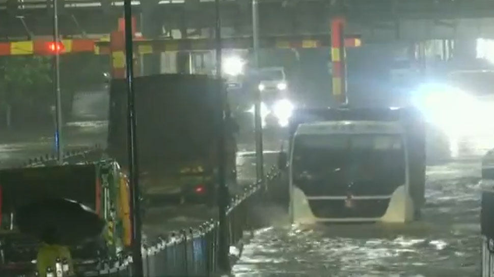 Maharashtra: Mumbai में हुई भारी बारिश, सड़कों पर घुटनों तक भरा पानी; दिखा जलसैलाब का नजारा