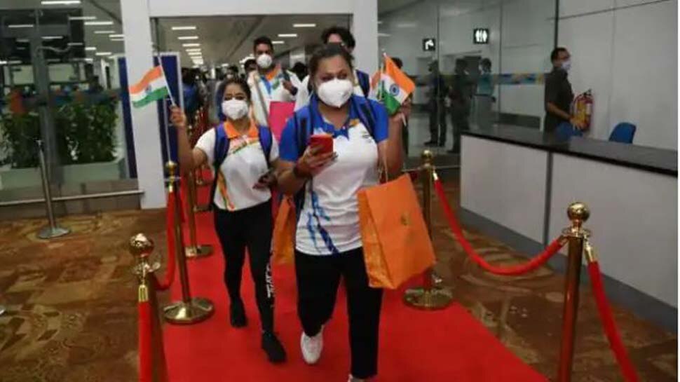 Tokyo Olympics 2020: भारतीय एथलीटों का पहला जत्था टोक्यो रवाना, खेल मंत्री ने दी विदाई