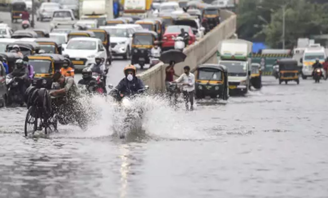Mumbai Rain: मायानगरी में जगह जगह भरा पानी, हर साल यही कहानी