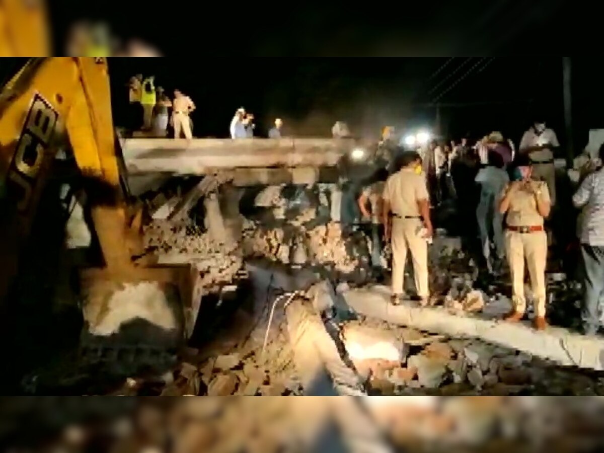 बचाव कार्य में NDRF की टीम भी जुटी है.