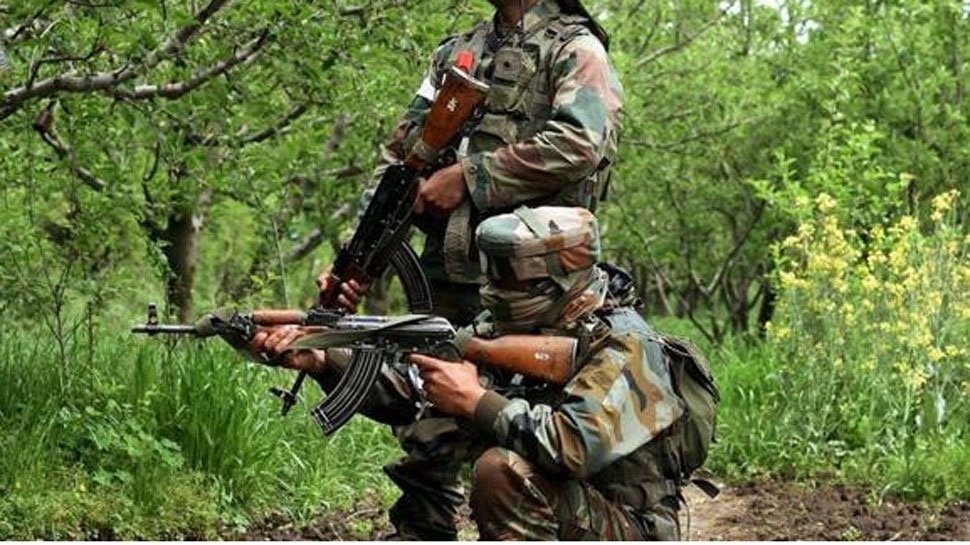 जम्मू कश्मीर: शोपियां में आतंकवादियों और सुरक्षा बलों के बीच मुठभेड़, टॉप LET कमांडर घिरा