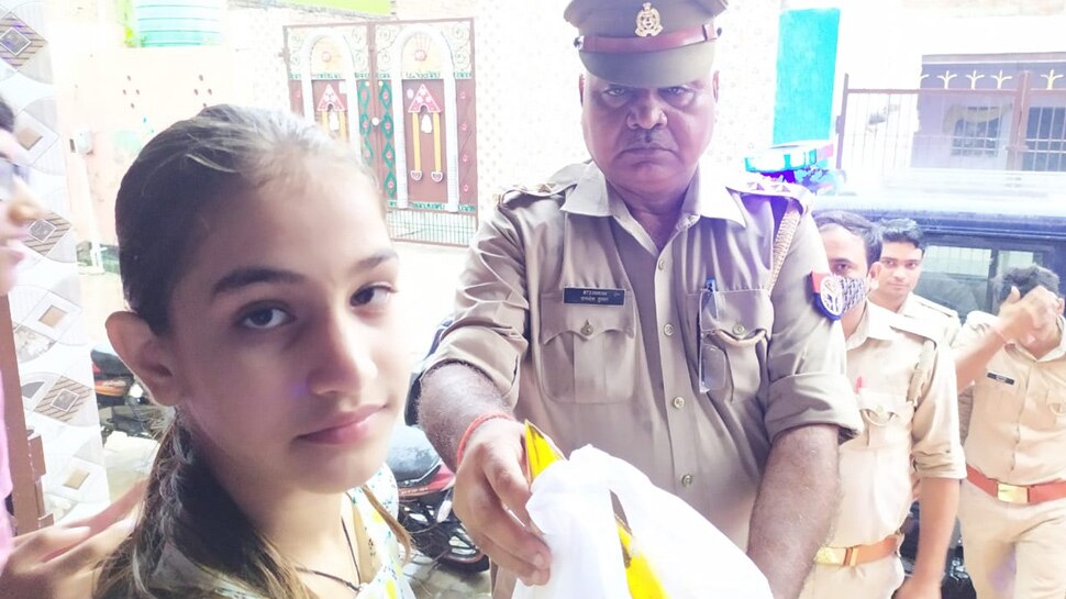 Mathura Police ने मनाया शहीद की बेटी का जन्मदिन, घर पर केक काटकर दिए गिफ्ट