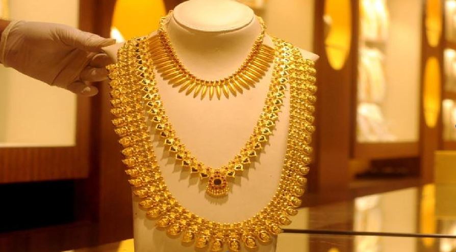 Gold Price: सोने के दाम में आई भारी गिरावट, रिकॉर्ड कीमत से 8,000 रुपये हुआ सस्ता