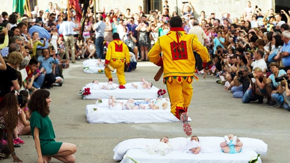 El-Cola Festival: When &#39;Devil&#39; jumps over newly born baby in Spain | El  Colacho Festival: बच्चा पैदा होने पर सड़क पर लिटा देती है मां, ऊपर से कूदता  है ये &#39;शख्‍स&#39; |