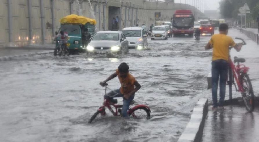 Rain in Delhi: भारी बारिश के बाद राजधानी दिल्ली में कई जगह जलभराव, सड़कों पर लंबा जाम
