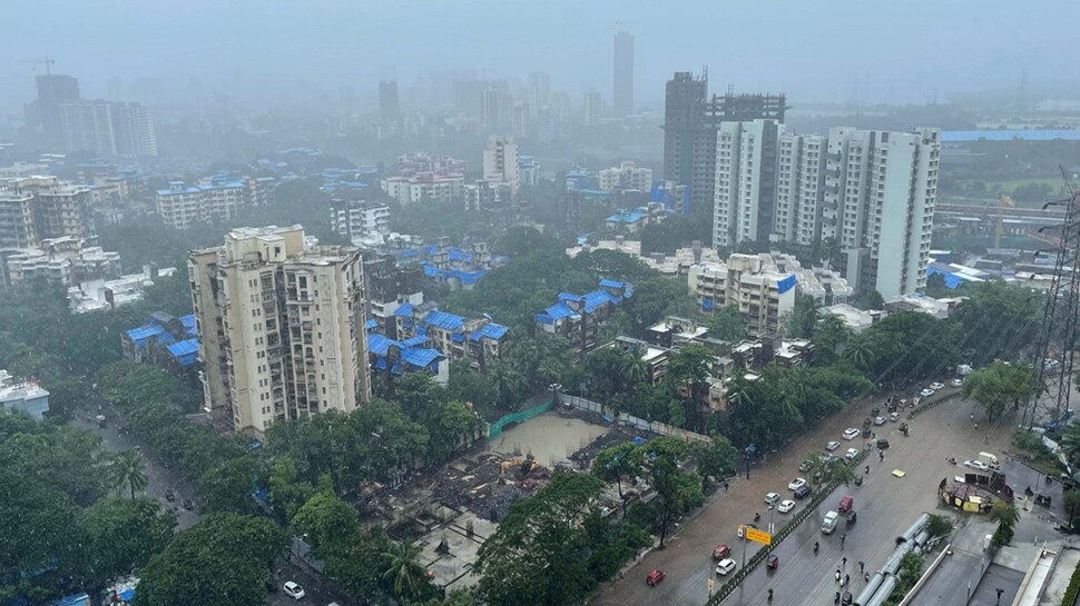 Mumbai में बारिश का कहर, खुले गटर में बह गए दो मासूम; 30 घंटे बाद नहीं चल सकता पता
