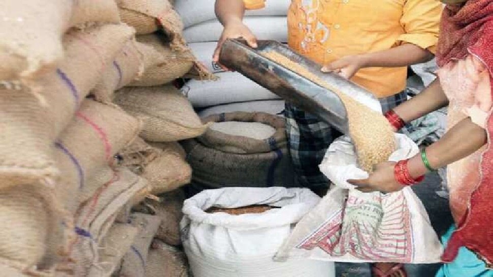 यूपी में मुफ्त राशन के साथ ग्राहक साथ लेकर जाएंगे फ्री का झोला, छपी होगी PM और CM की तस्वीर