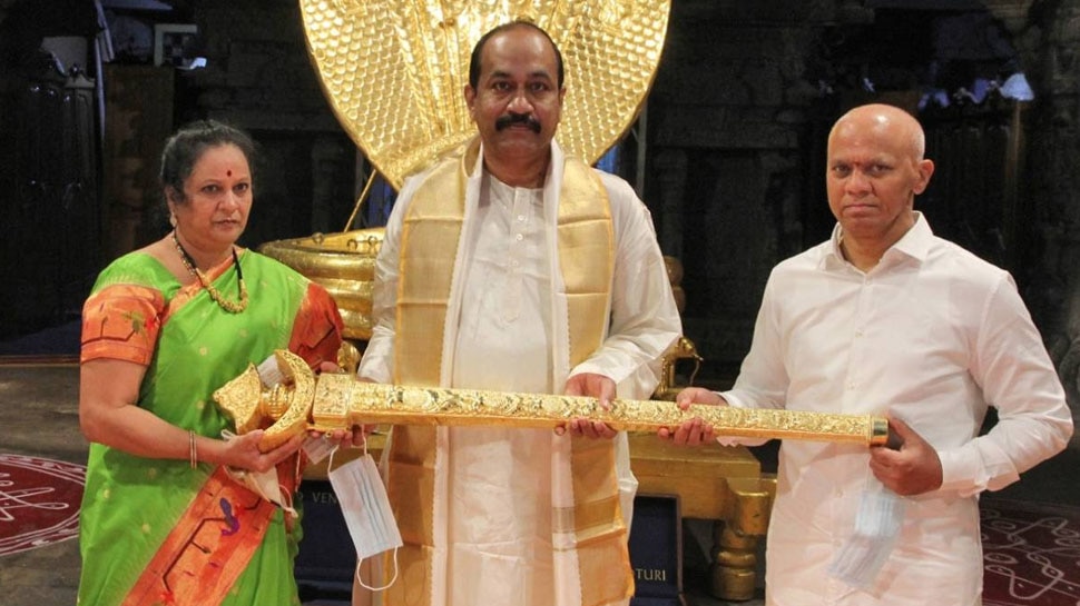 श्रद्धालु ने भेंट की 5 किलो वजनी तलवार