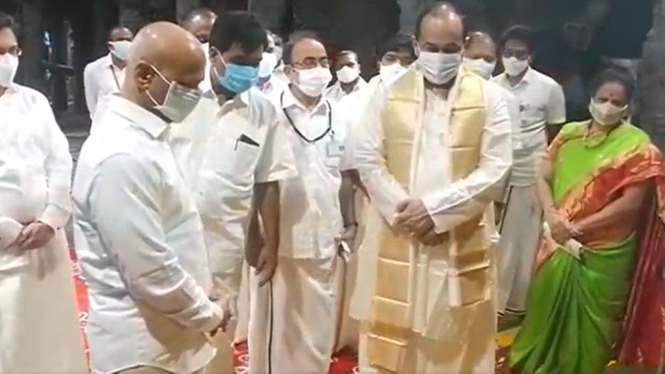 तिरुमला मंदिर के प्रबंधन ने प्राप्त किया उपहार