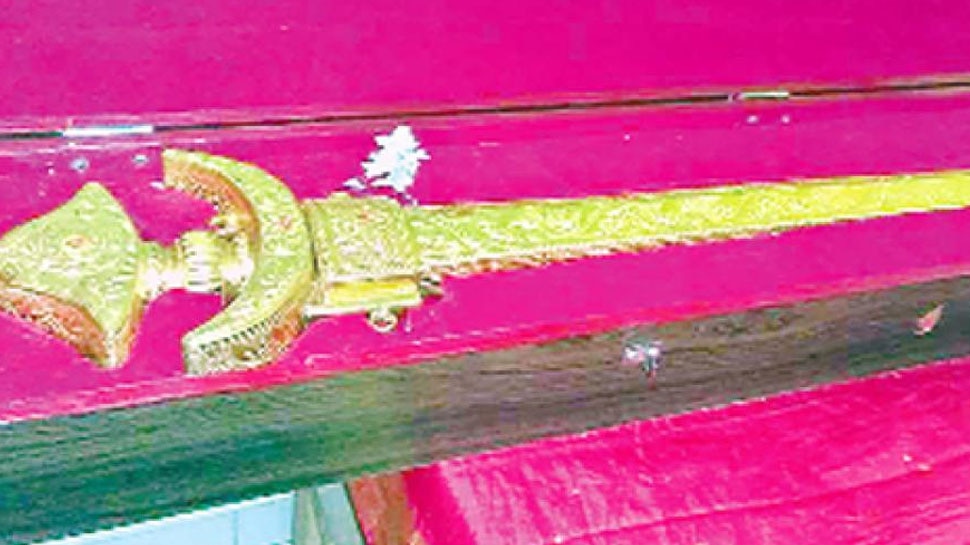 2 किलो सोने और 3 किलो चांदी से हुआ निर्माण
