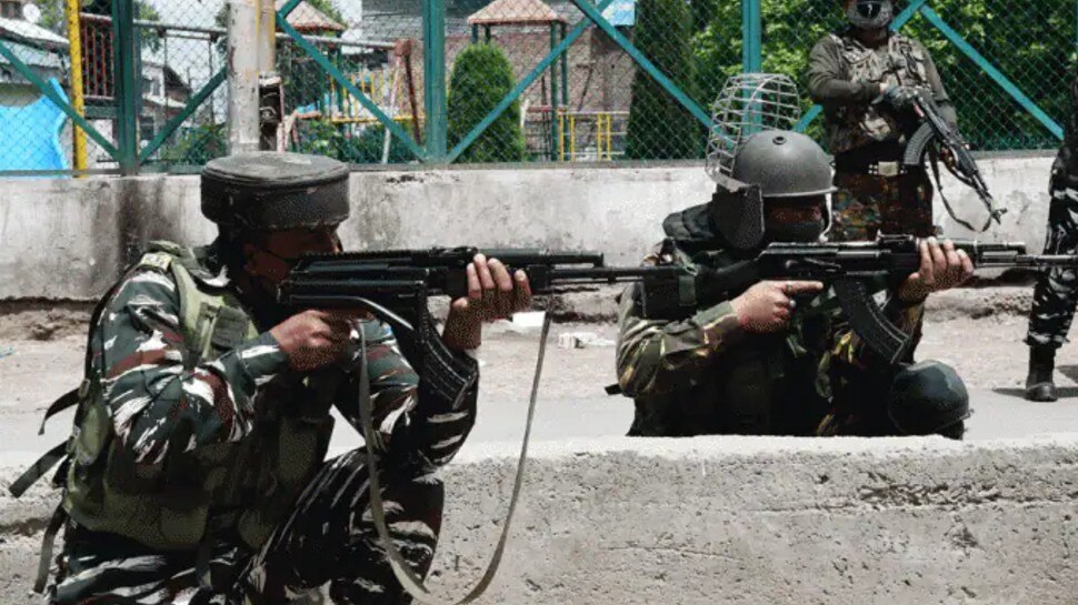 कश्‍मीर में 'नापाक' हरकत, आतंकवादियों ने पुलिकर्मी की पत्नी-बेटी को गोलियों से भूना