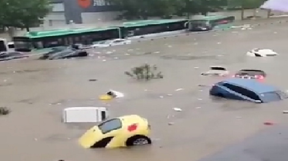 Rainwater poured into subway tunnel 