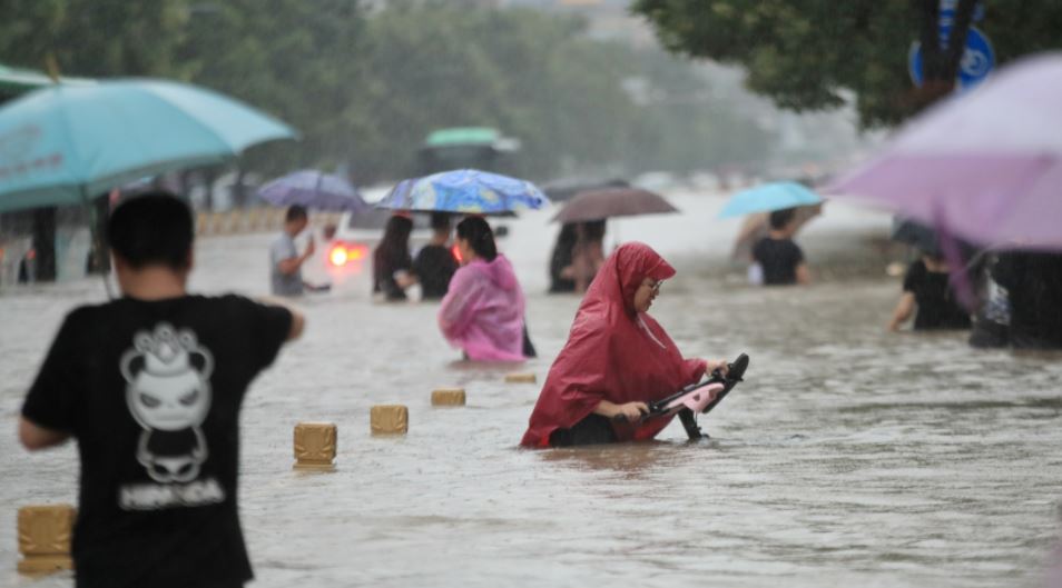 China के Henan Province में बाढ़ का कहर, अब तक 12 की मौत; 2 लाख लोगों को निकाला