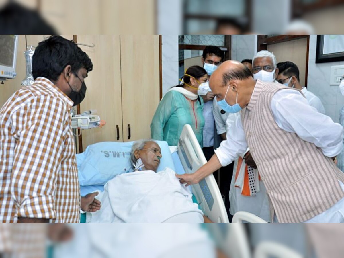 रक्षा मंत्री राजनाथ सिंह ने जाना सेहत का हाल (फाइल फोटो)