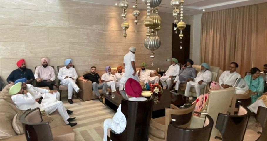 Punjab Congress में थमा नहीं विवाद? Navjot Singh Sidhu ने बुलाई विधायकों की बैठक
