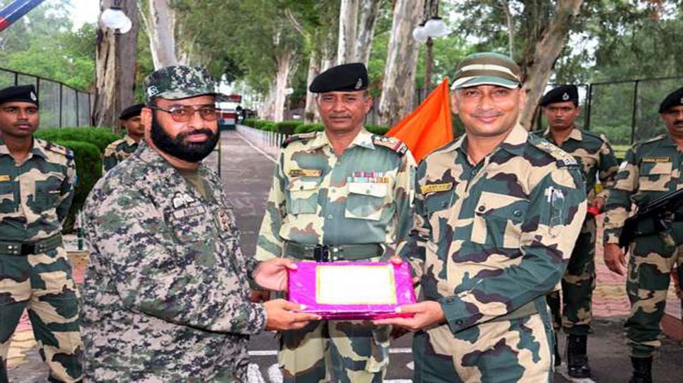 ईद-उल-अजहा पर भारतीय और पाकिस्तानी जवानों ने एक दूसरे को खिलाई मिठाई-Indian and Pakistani soldiers feed each other sweets on Eid-ul-Azha