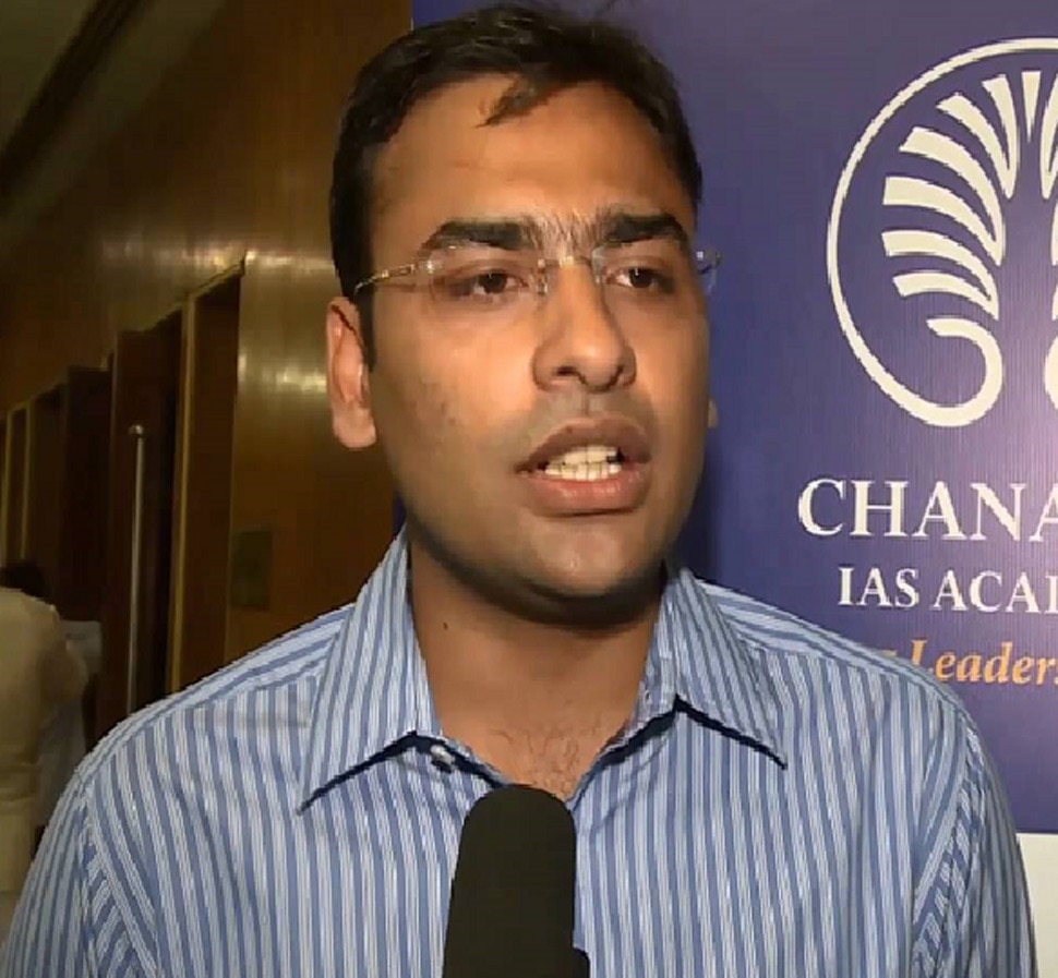 पति भी हैं आईएएस अधिकारी Husband is also IAS officer