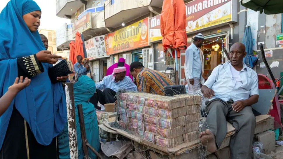 Somaliland में ब्रेड का पैकेट खरीदने के लिए देने पड़ते हैं बोरी भरकर नोट, कारण जानकर रह जाएंगे हैरान - Zee News Hindi