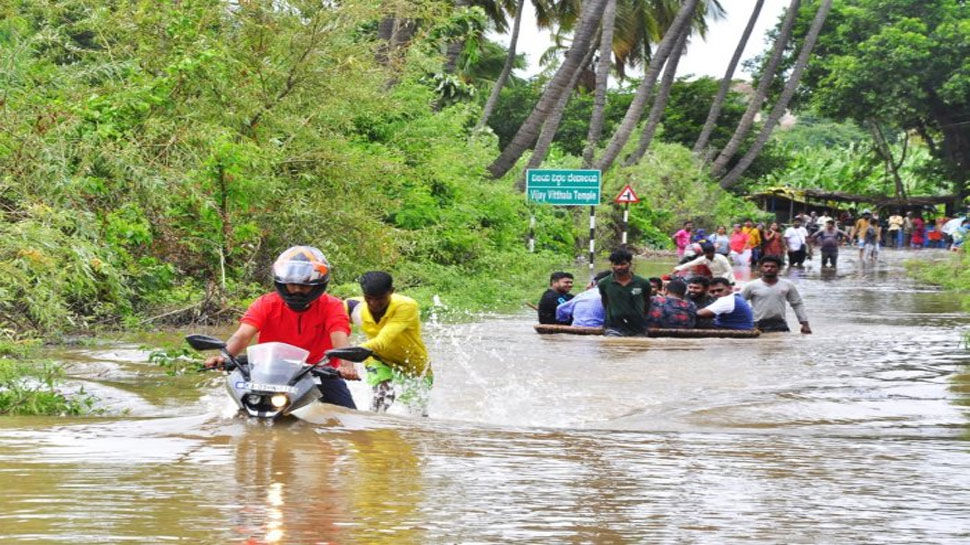 Karnataka में भारी बारिश से बने बाढ़ जैसे हालात, कई जिले बुरी तरह प्रभावित