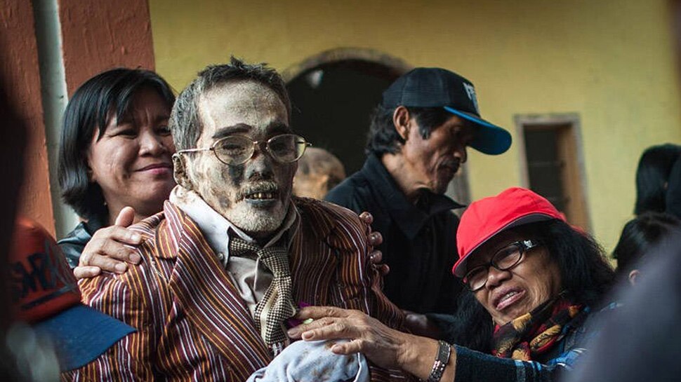 पूरे गांव में टहलने जाते हैं मुर्दे The dead go for a walk in the whole village