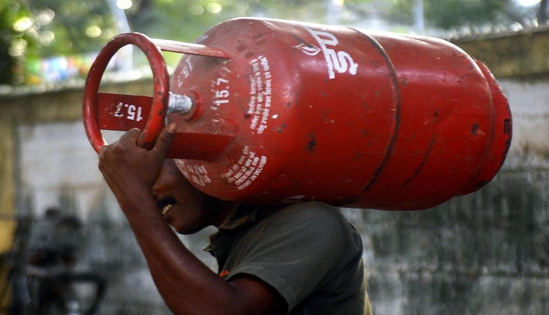 LPG गैस सिलेंडर बुक करने पर मिलेगा 900 रुपये का कैशबैक, बस करना होगा ये काम