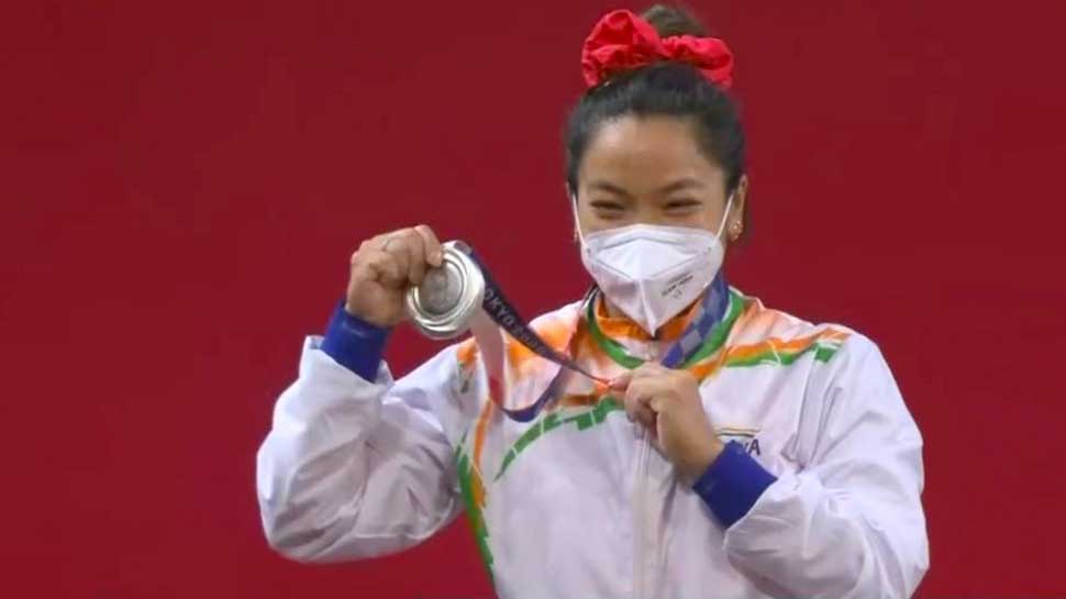 Tokyo Olympics में खुला भारत का खाता, Weightlifting में Mirabai Chanu ने जीता Silver