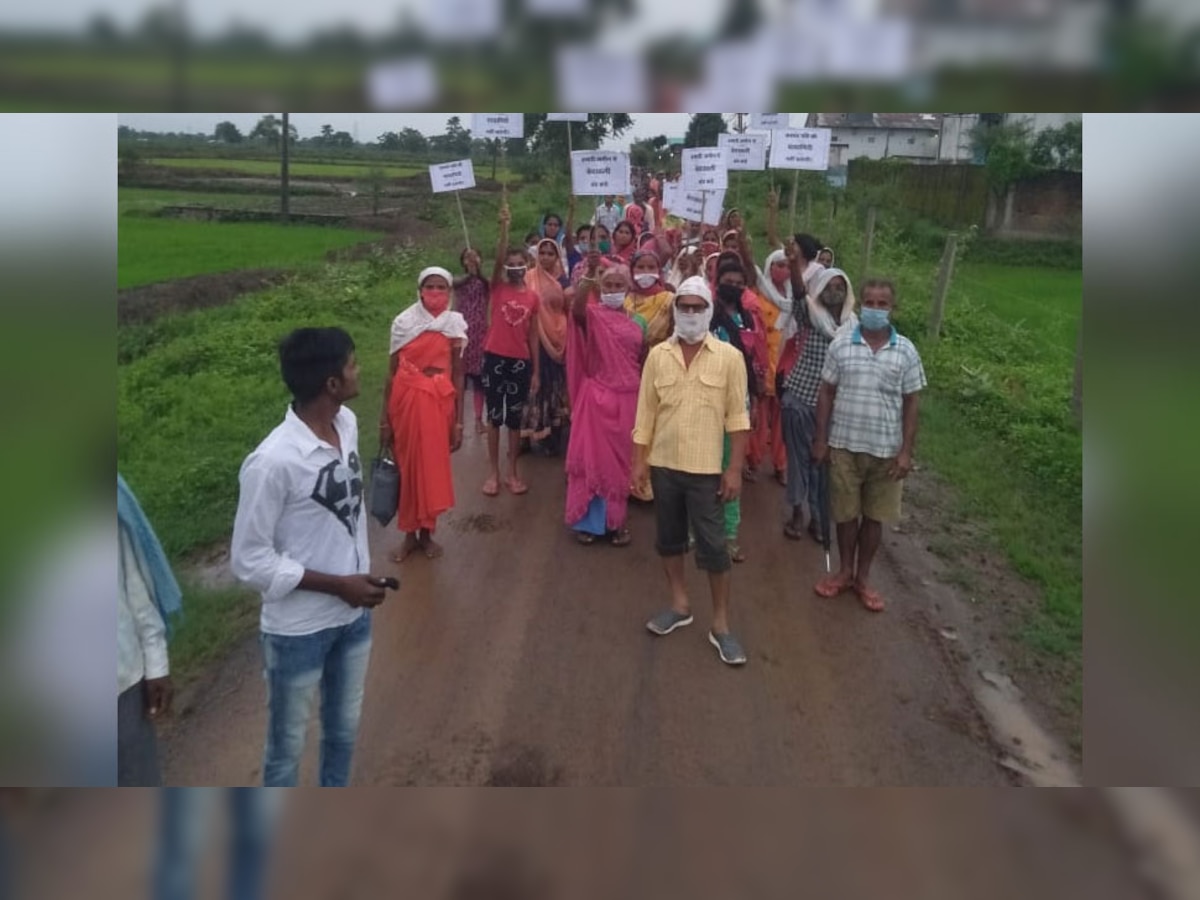 जमीन से बेदखली के खिलाफ ग्रामीणों का रायपुर में प्रदर्शन, पुलिस ने बीच रास्ते में रोका