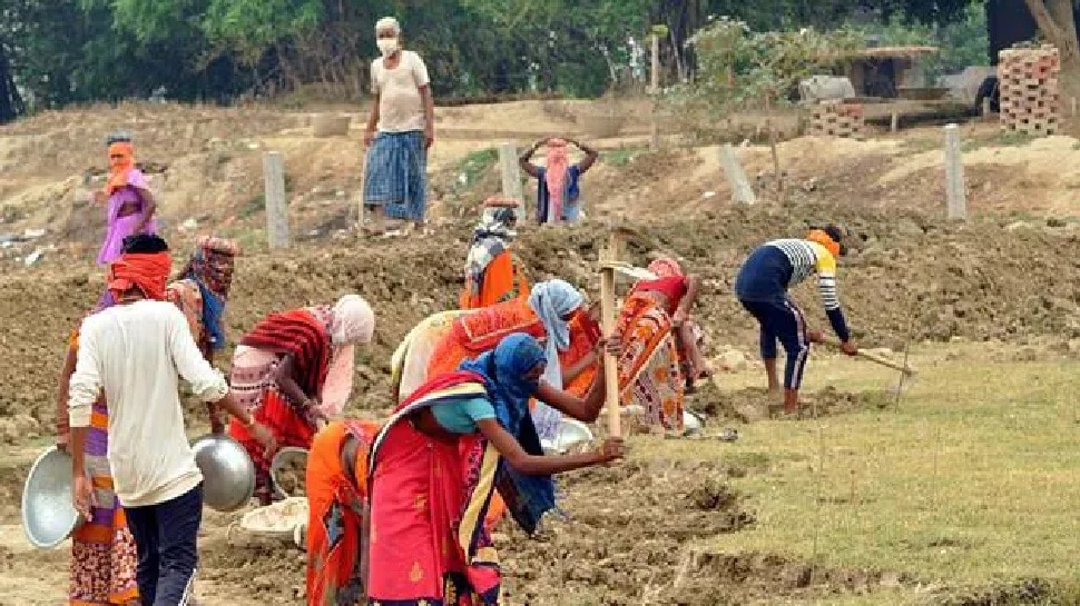 योगी सरकार की योजना: मनरेगा के तहत किया 100 दिन काम, तो 15 गवर्नमेंट स्कीम का मिलने लगेगा लाभ