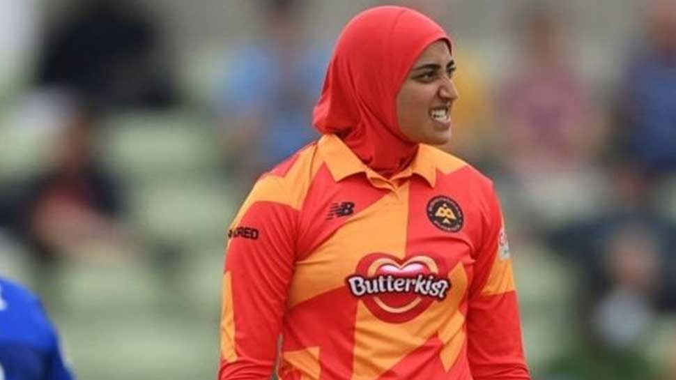 इस मुस्लिम महिला क्रिकेटर ने पेश की अनोखी मिसाल, मैच में हिजाब पहनकर की बॉलिंग
