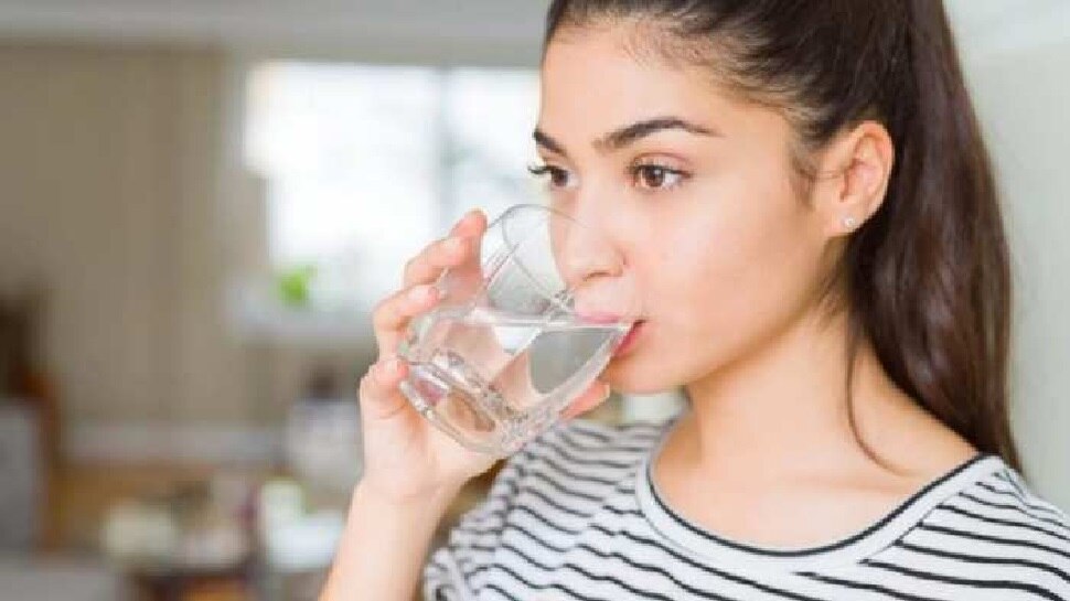Astrology: किस Glass में पानी पीने से होगा कैसा असर? सेहत ही नहीं संपत्ति पर भी पड़ता है प्रभाव