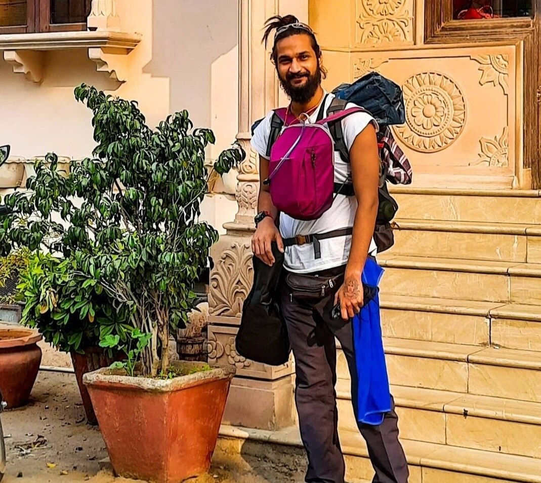 पैदल तय की 800 किलोमीटर की दूरी