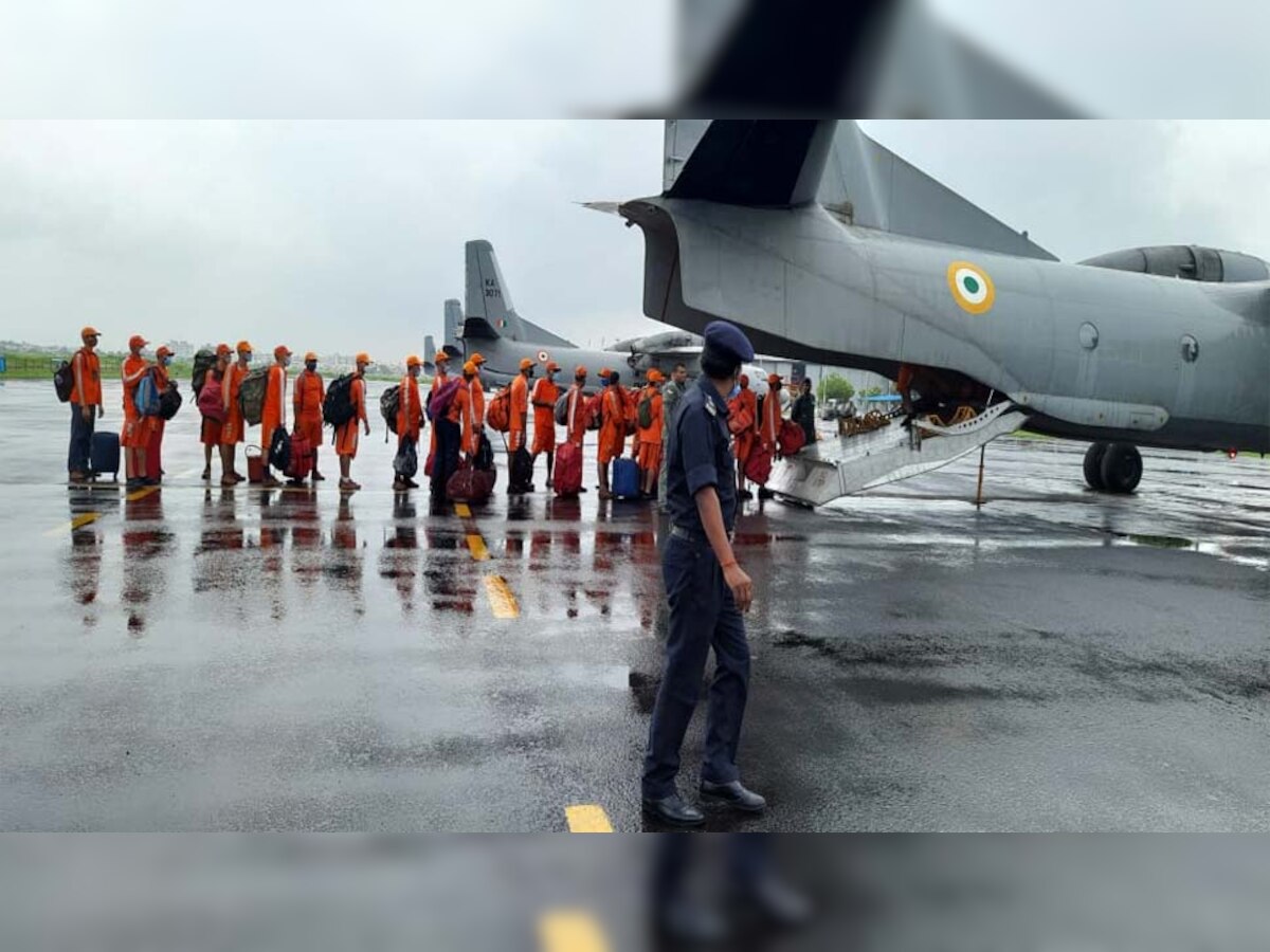 IAF deployed M-17 helicopter and C- 17 Aircraft to flood relief operation in flood affected areas of Maharashtra HTZS | वायु सेना ने संभाली महाराष्ट्र के बाढ़ प्रभावित जिलों में राहत और