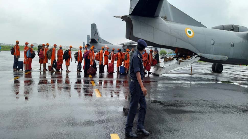 881088 iaf 24 IAF deployed M-17 helicopter and C- 17 Aircraft to flood relief operation in flood affected areas of Maharashtra HTZS | वायु सेना ने संभाली महाराष्ट्र के बाढ़ प्रभावित जिलों में राहत और