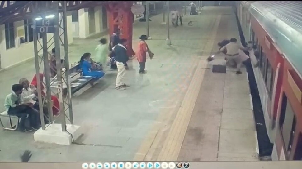 जान पर खेलकर RPF के जवान ने बचाई यात्री की जान, CCTV में रिकॉर्ड हुआ पूरा हादसा