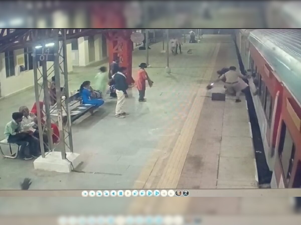 यात्री को बचाते हुए आरपीएफ कांस्‍टेबल राजवीर सिंह. 