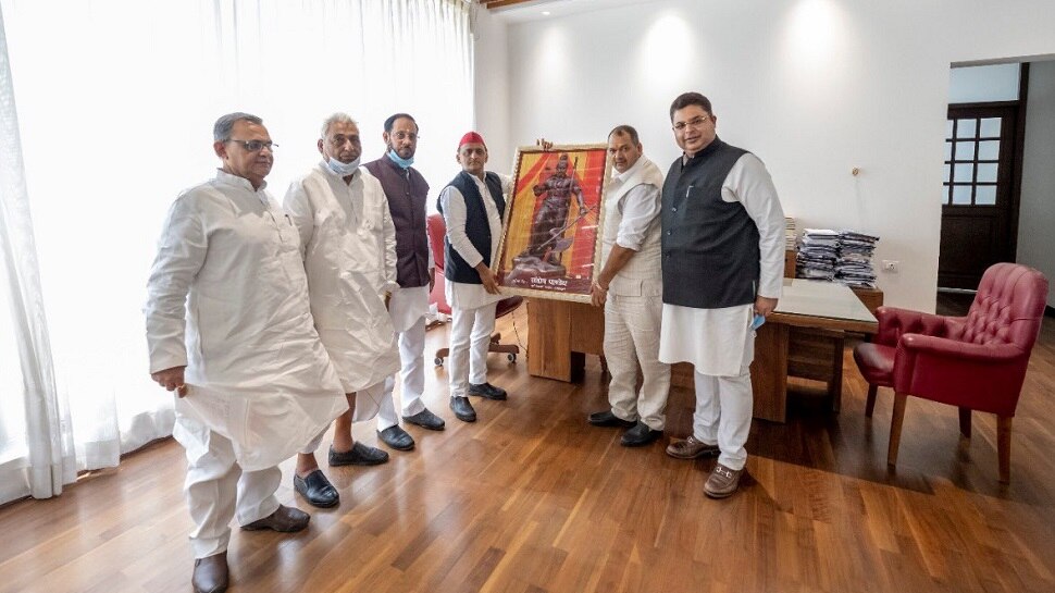 यूपी चुनाव के केंद्र में इस बार ब्राह्मण मतदाता, BSP के बाद सपा ने शुरू की लुभाने की तैयारी