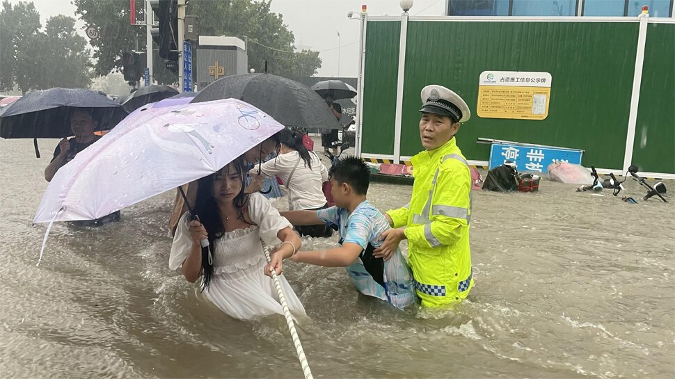 प्रकृति से छेड़छाड़ की सजा भुगत रहा China: भारी बारिश और बाढ़ के बाद अब Hurricane ने दी दस्तक, खौफ में लोग 
