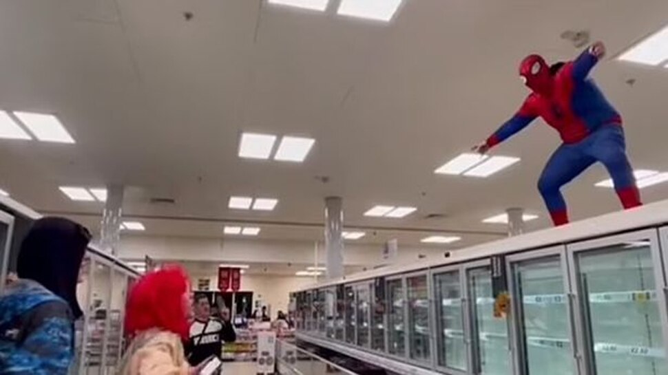 Spider-Man ने Supermarket में मचाया जमकर हंगामा, लोगों को डराने-धमकाने के बाद मौके से हो गया फरार