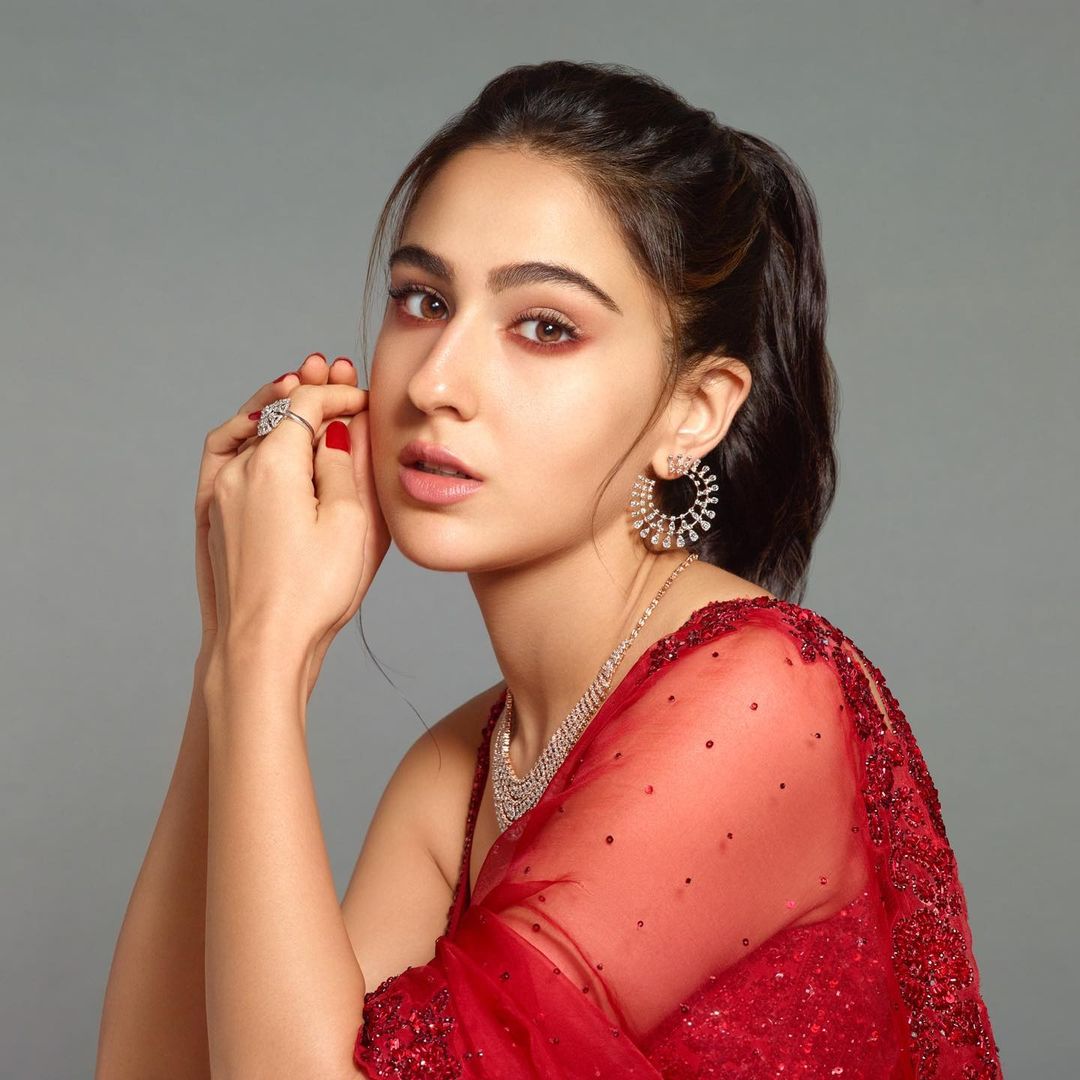 Sara Ali Khan Topped In 10 standard and got full marks in science | Sara  Ali Khan ने दसवीं क्लास में किया था टॉप, इस Subject में मिले थे 100 पर्सेंट  मार्क्स | Hindi News,