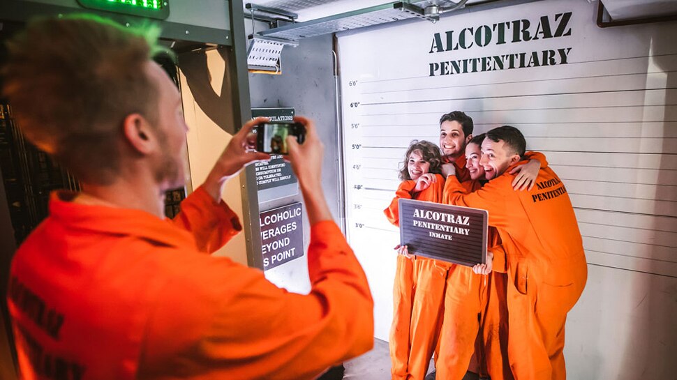 'अल्कोट्राज सेल ब्लॉक टू वन टू' बार Alcotraz Cell Block Two One Two Bar