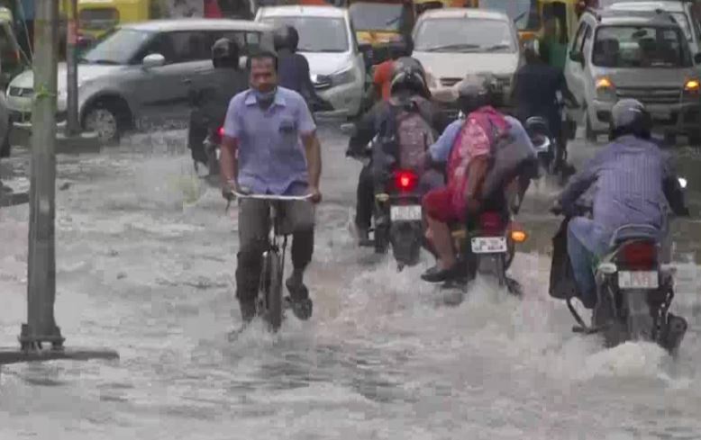 Delhi में बारिश के बाद सड़कों पर भारी पानी, कई इलाकों में Traffic Jam