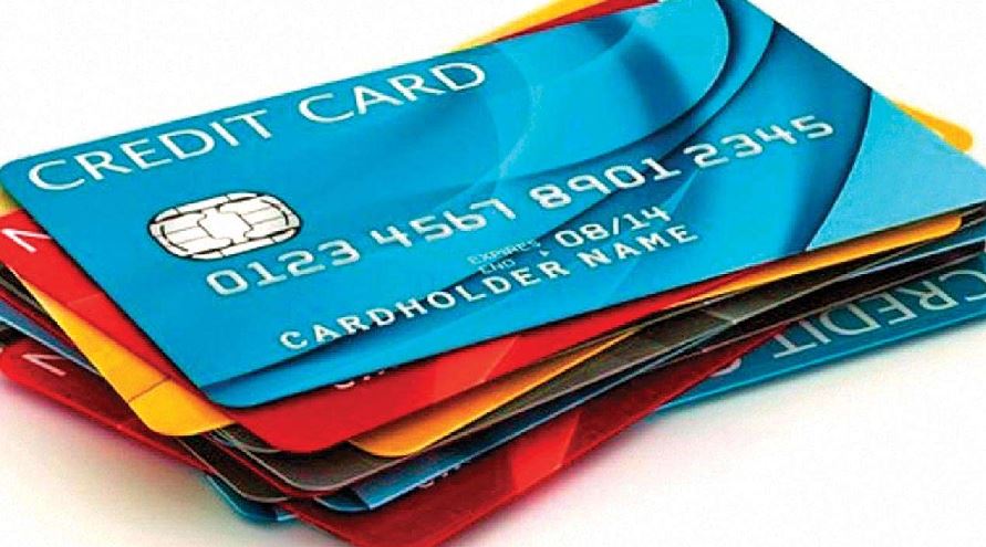 Credit  Card: इस तरह बड़ी आसानी से बन जाता है क्रेडिट कार्ड, जानिए क्या हैं इसके फायदे