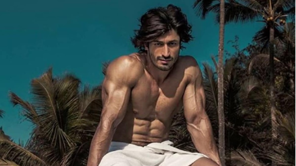 Vidyut Jammwal कपड़े उतारकर जमीन पर आराम से लेटे, बदन ढकने के लिए लिया तौलिए का सहारा