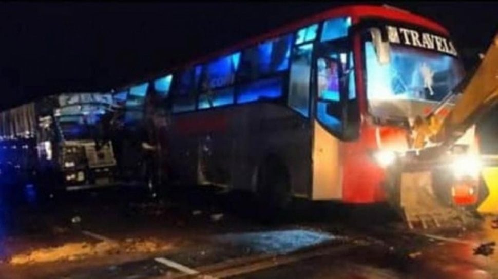 Barabanki Accident: सड़क किनारे खड़ी बस को ट्रक ने मारी भयानक टक्कर, 18 की मौत