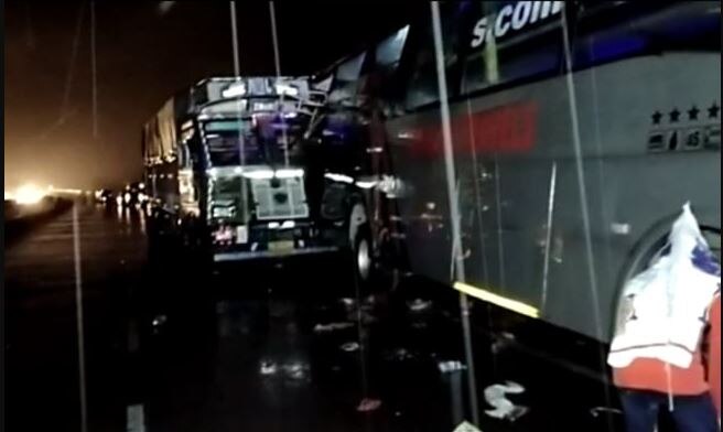 UP: बाराबंकी में डबल डेकर बस में ट्रेलर ने मारी टक्कर, 18 की मौत, दर्जनों की हालत नाजुक