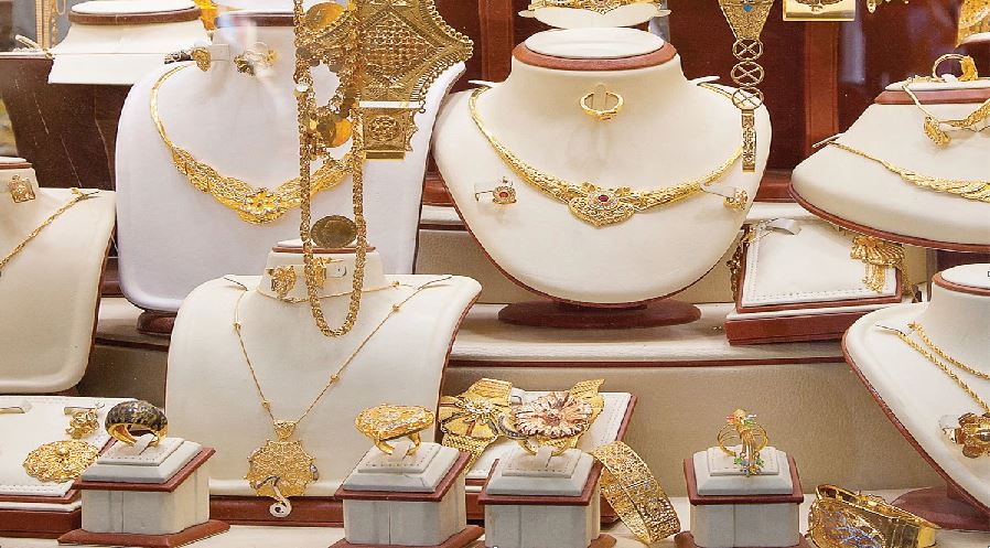Gold Price: देश ने तेजी से गिरे सोने के दाम, रिकॉर्ड कीमत से 8,600 रुपये लुढ़का सोना