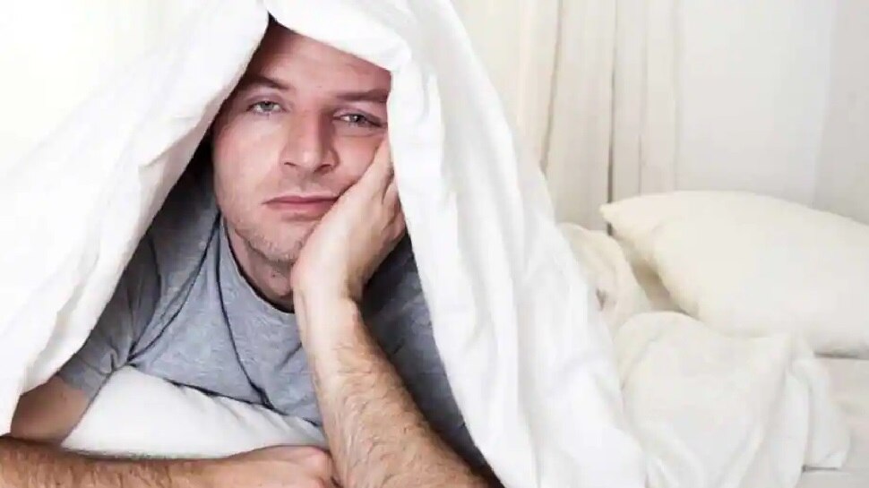 कभी भी सिरहाने रखकर न सोएं ये चीजें, जान लें ये बेहद जरूरी Vastu Tips