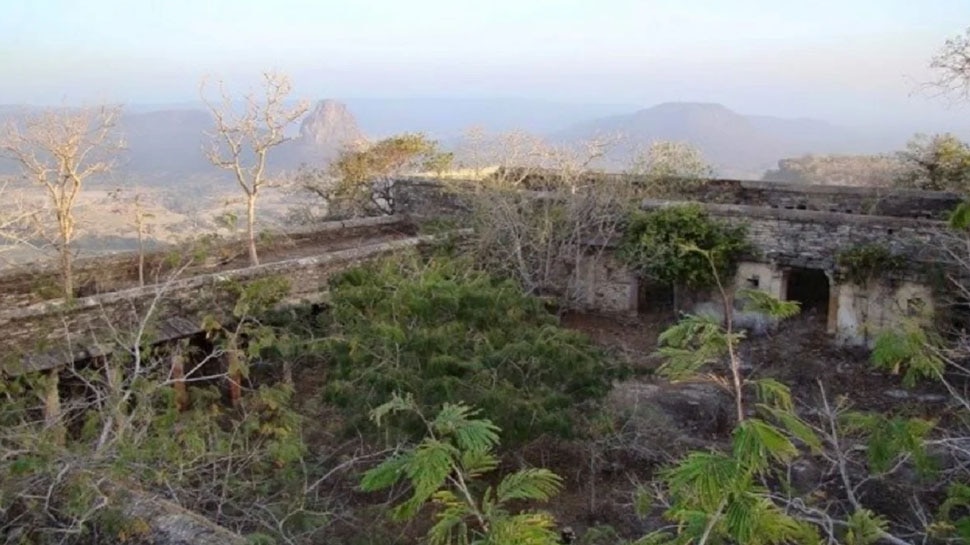 कैमूर की पहाड़ियों पर बना है किला The fort is built on the hills of Kaimur